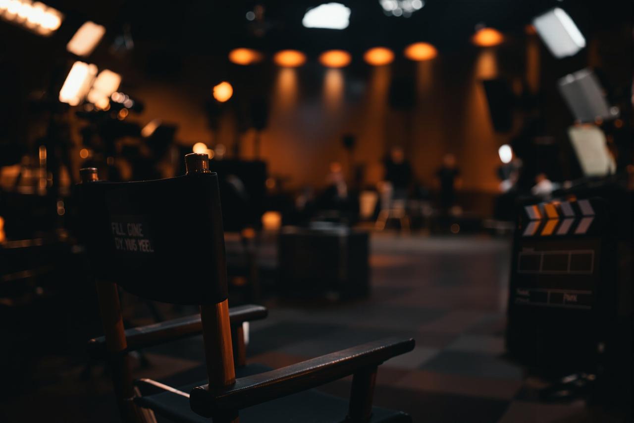 网络时代的围观文化现象让吃瓜群众成为明星背后的真实写照